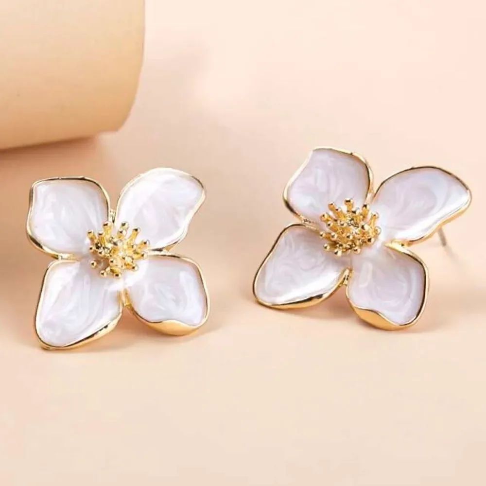 Flower white stud earring A116